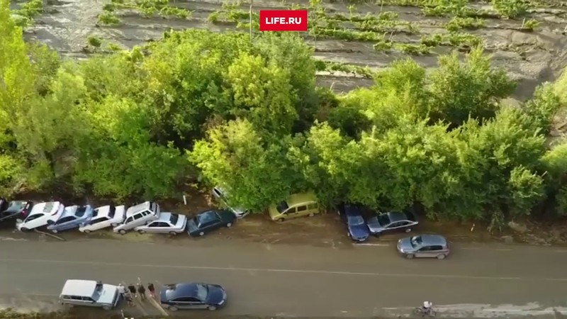 В Крыму десятки машин смело с дороги мощным селем В Крыму десятки машин смело с дороги мощным селем