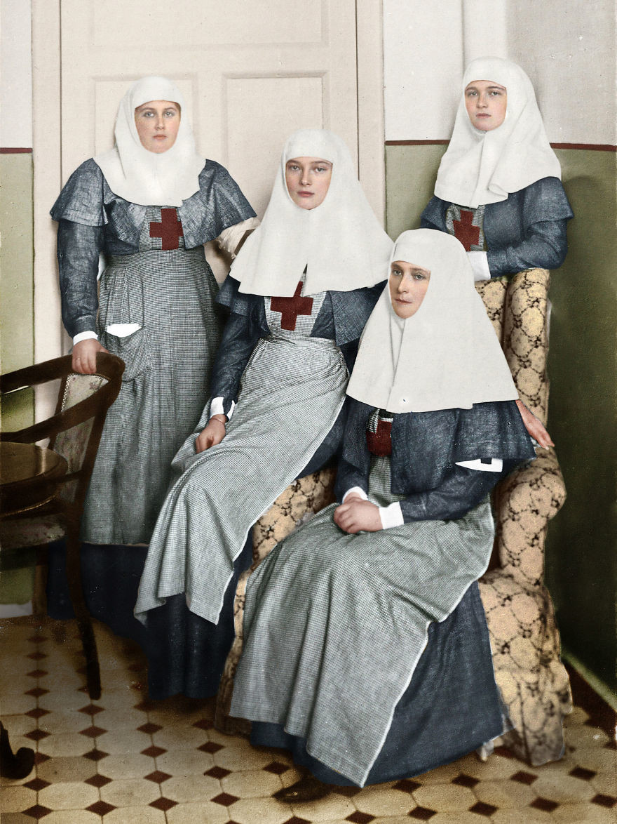Сестры Романовы с царицей Александрой работают в военном госпитале во время Первой мировой войны. история., колоризированные снимки, люди, россия, фото