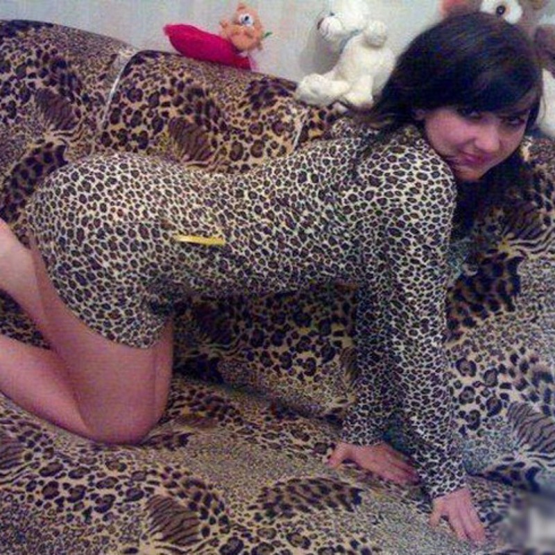Блядь снимает леопардовое платье