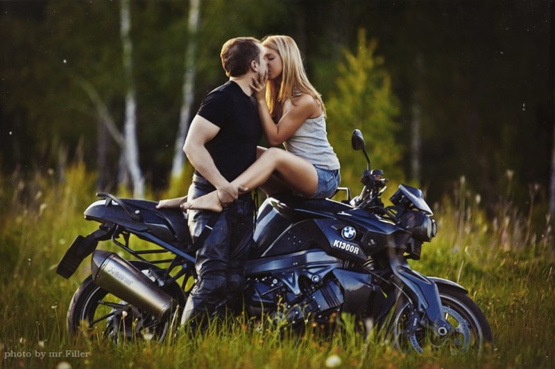 Смотреть голые сиськи подруг на мотоцикле 15 фото эротики