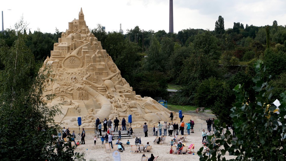 Duisburg - najwyższy zamek z piasku. Duisburg - the tallest sandcastle.