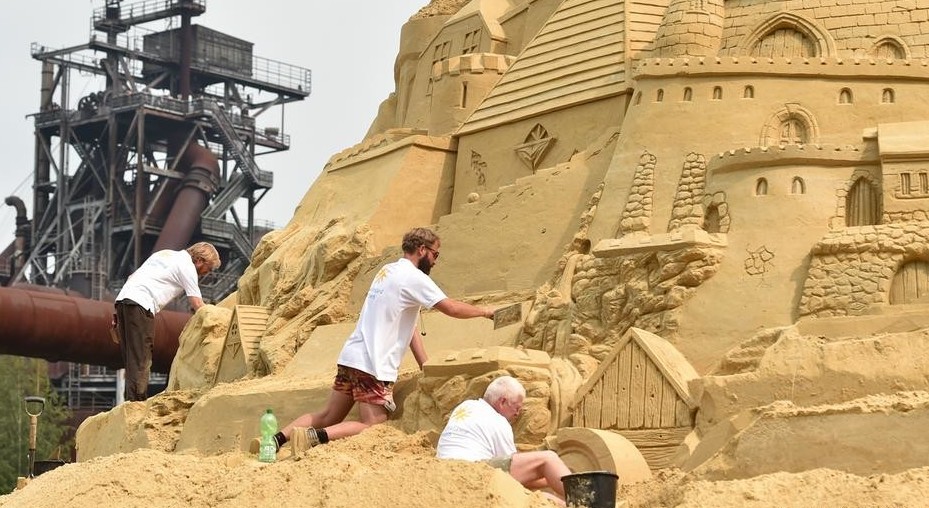 В Германии построили 17-метрDuisburg - najwyższy zamek z piasku. Duisburg - the tallest sandcastle.овый замок из песка, ставший новым рекордсменом в мире, германия, замок, красота, песок, своими руками
