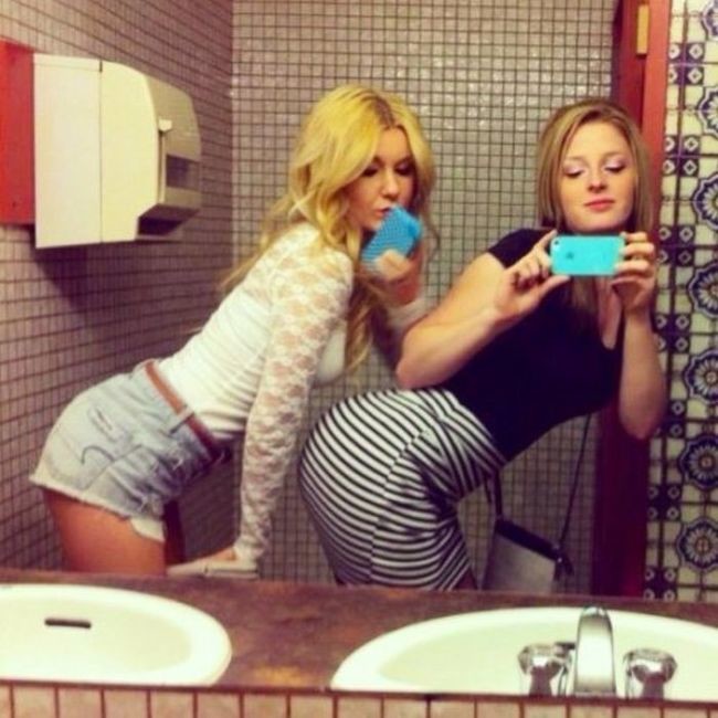 Блондинка в ванной перед большим зеркалом фото
