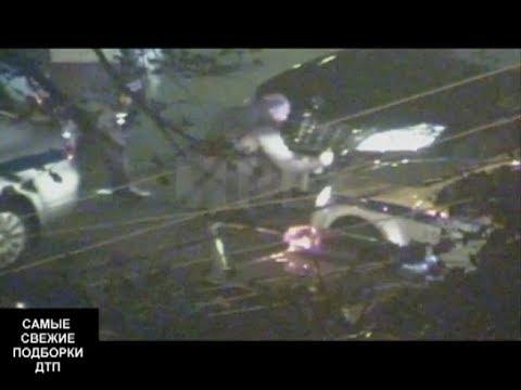 Появилось видео скручивания номеров АМР со сбившего полицейского Mercedes Появилось видео скручивания номеров АМР со сбившего полицейского Mercedes