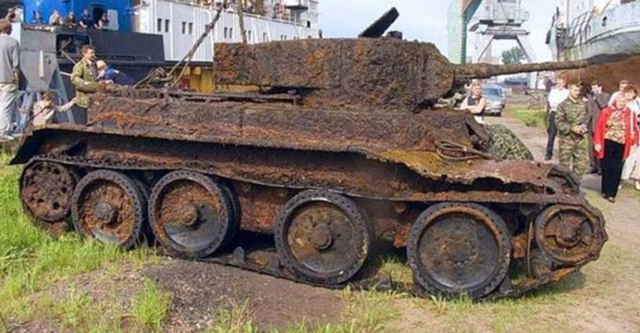 Археологи обнаружили в лесу старый танк. Когда открыли его — не поверили своим глазам! Археологи обнаружили в лесу старый танк. Когда открыли его — не поверили своим глазам! война, история, факты