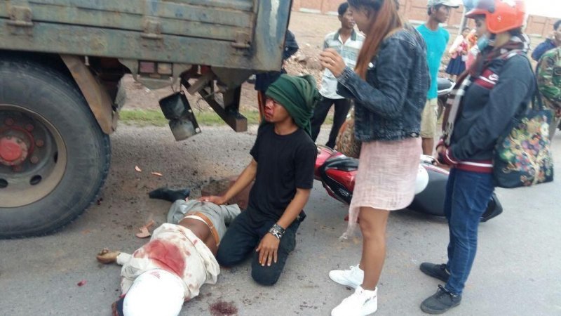 В Камбодже мужчина погиб врезавшись в грузовик В Камбодже мужчина погиб врезавшись в грузовик