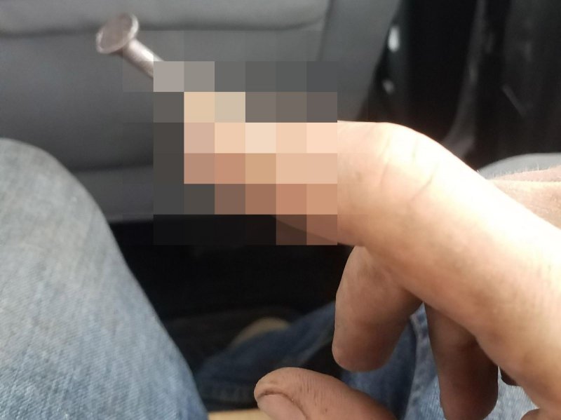Праень всадил в палец гвоздь с помощью пистолета Праень всадил в палец гвоздь с помощью пистолета