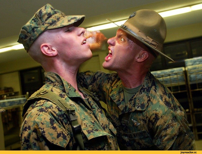 Капрал американской армии сношает кудрявую мулатку на побывке
