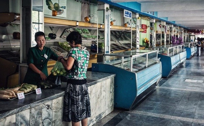 6. Полки продуктовых магазинов практически пусты Северокорейские, корейцы, корея, на самом деле, правда жизни, редкие фотографии, северная корея