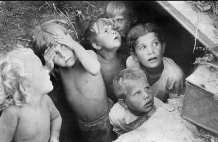 Дети в импровизированном бункере СССР, архив, вов, война, сталин