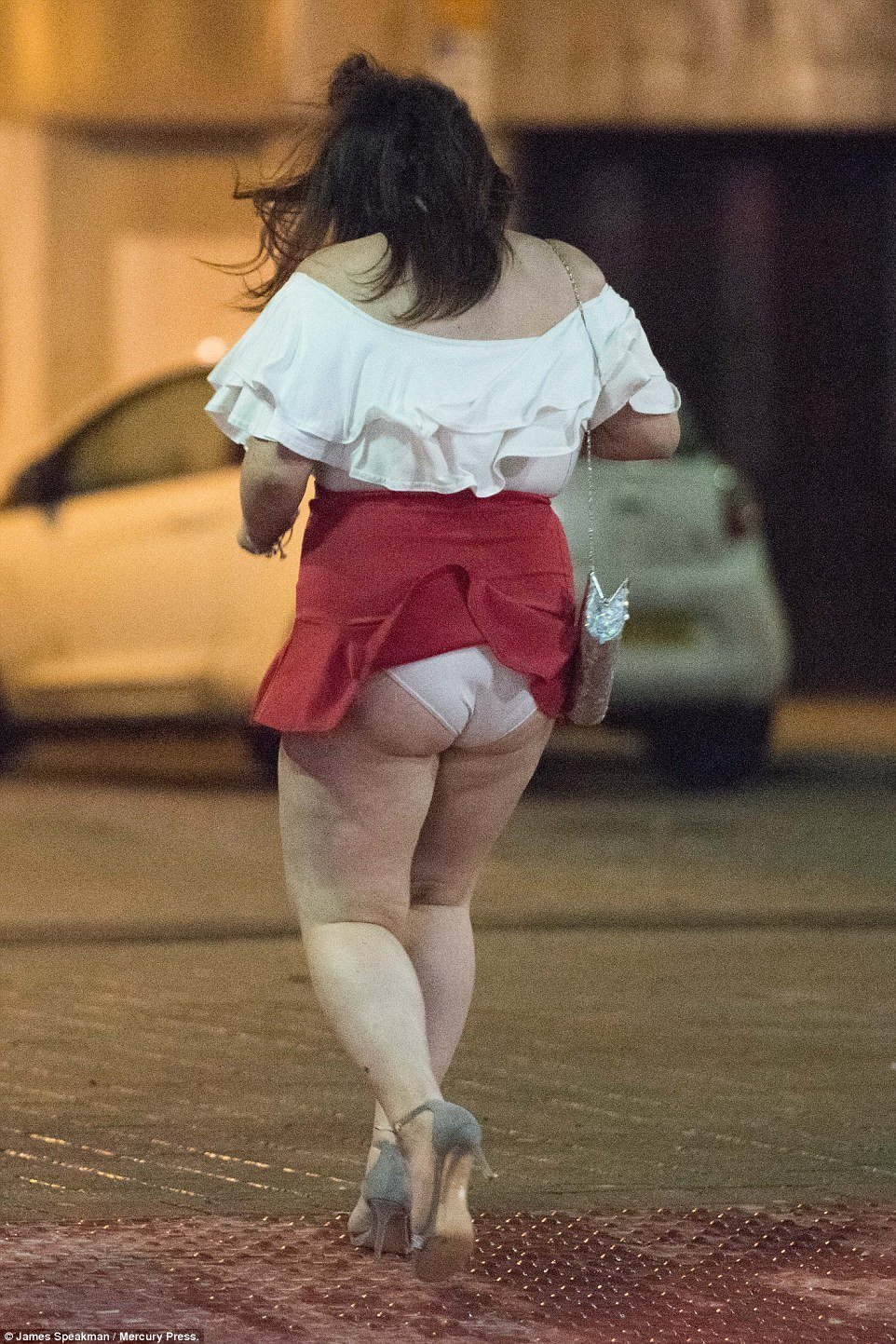 40 летняя толстуха сняла трусы на улице