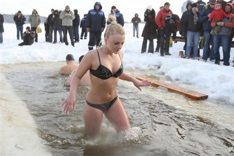 Русские женщины ныряют голенькими в прорубь