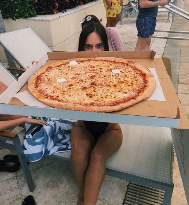 Обалденная дамочка лет сорока перепихнулась с разносчиком пиццы 