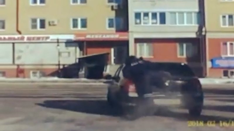 Тюменский инспектор ДПС на ходу запрыгнул в машину Тюменский инспектор ДПС на ходу запрыгнул в машину