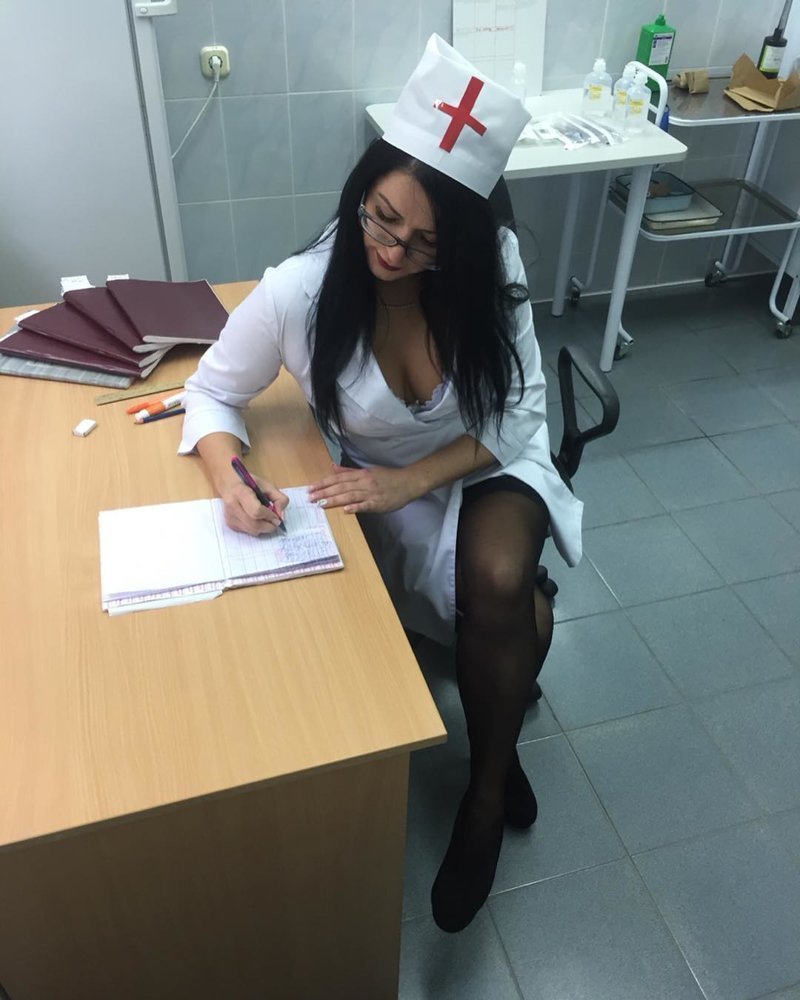 Сексуальная медсестра Jessica Ryan ждет на прием