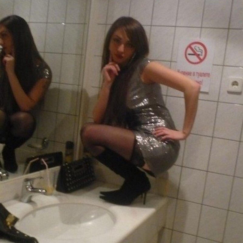 Пьяные девушки писают в туалете ночного клуба