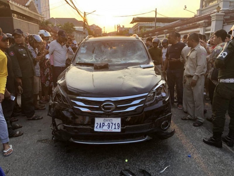 В Камбодже толпа остановила автомобиль виновника ДТП и закидала камнями В Камбодже толпа остановила автомобиль виновника ДТП и закидала камнями