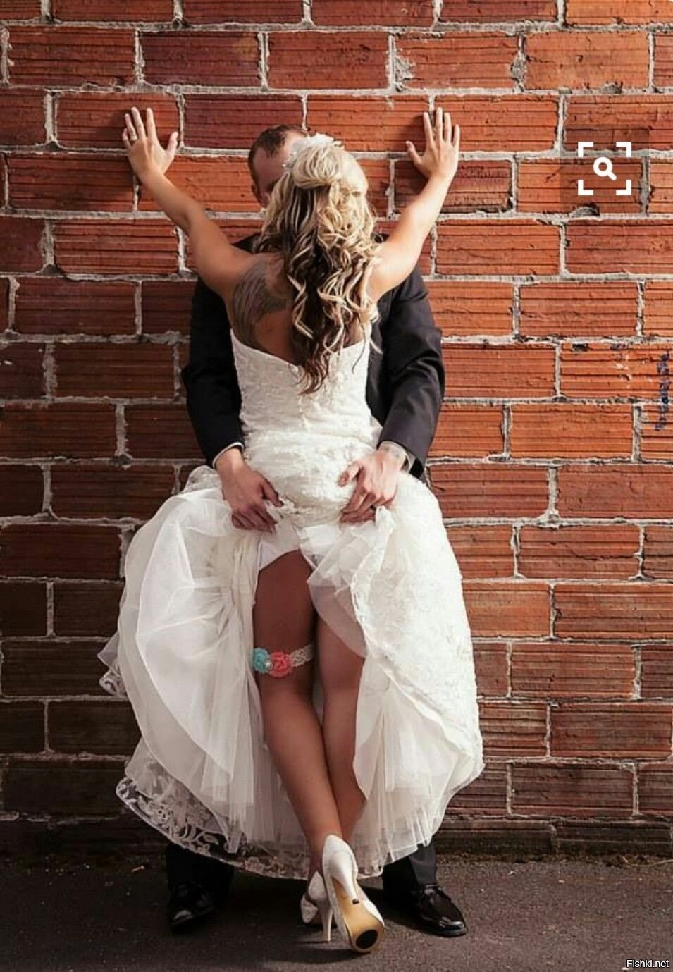 Провокационная невеста и ее лучшая подруга весело с будущим мужем ебутся перед свадьбой
