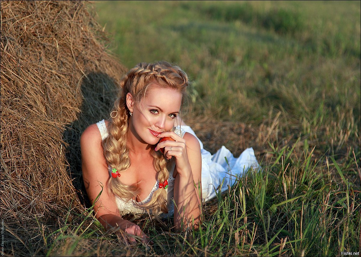 Деревенская красавица раскрывает свои интимные секреты на полянке