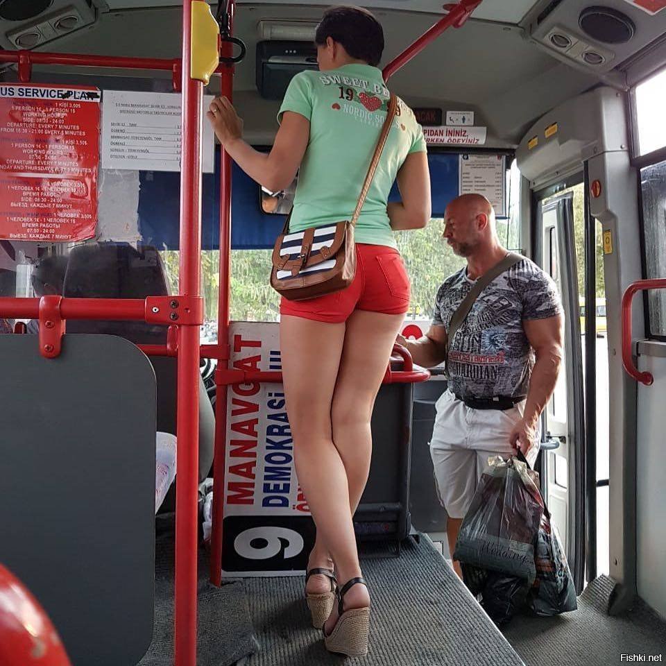 Милашка на каблуках заходит в автобус и светит своей попкой