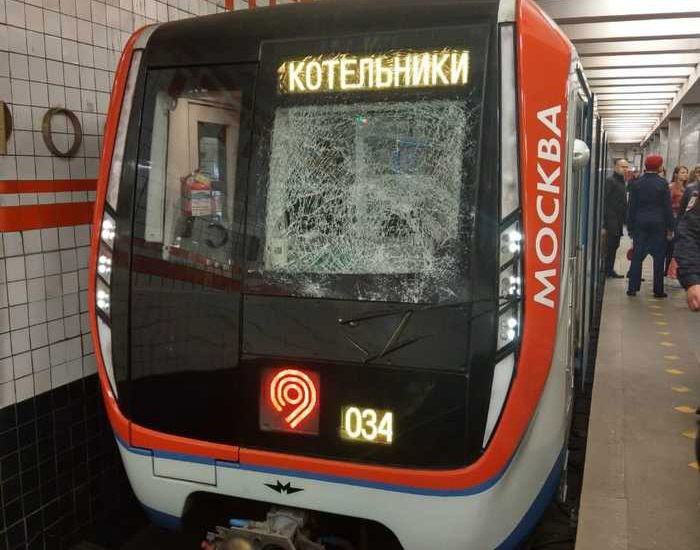 Парень бросился под поезд в московском метро и выжил Парень бросился под поезд в московском метро и выжил