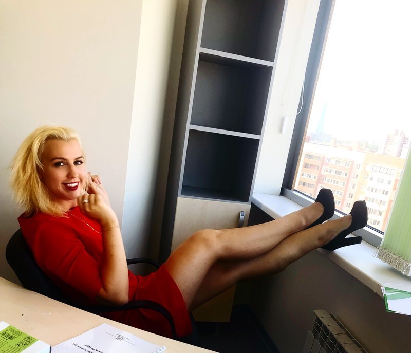 Ольга в офисе - 15 фото