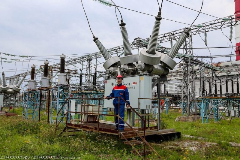 Свою энергию Среднеуральская ГРЭС выдаёт через ОРУ-35,ОРУ-110 и ОРУ-220 кв по 22 линиям электропередачи.