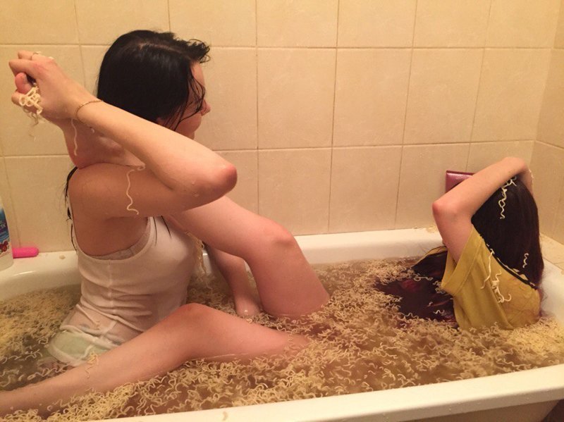 Молодая русская сучка сходила в туалет и стала мыться в душе