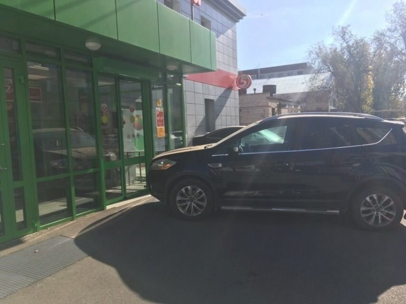 Когда наглость зашкаливает: в Астрахани водитель припарковался в дверях магазина ford, авто, автохам, быдло, парковка