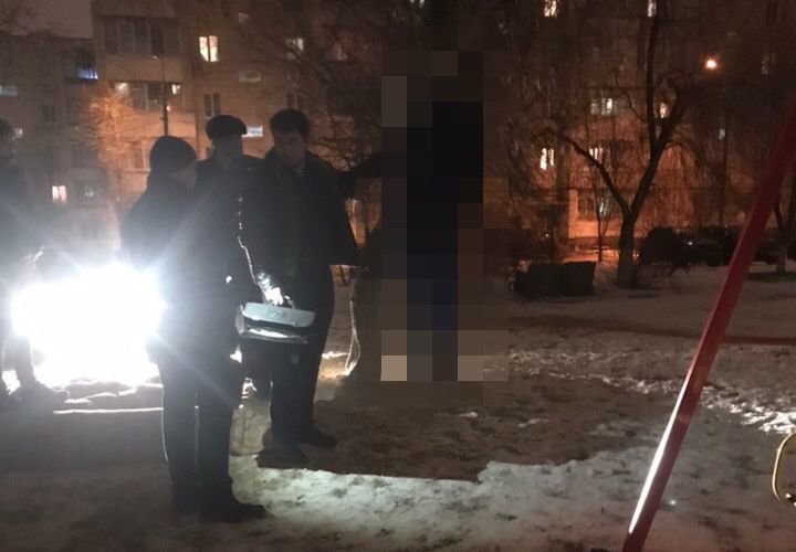 В Волгограде подросток повесился на ремне в центре детской площадки В Волгограде подросток повесился на ремне в центре детской площадки