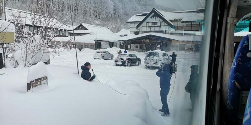 Японец утопает в снегу ради репортажа. Увы, это лишь монтаж! в мире, люди, монтаж, обман, репортер, снег, япония
