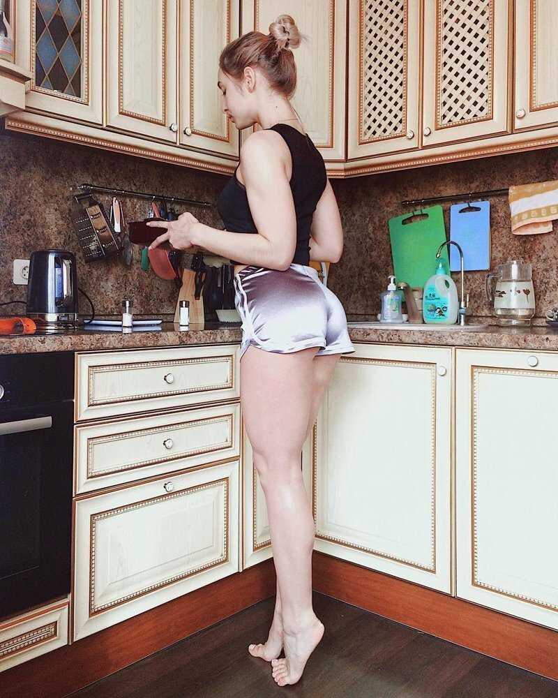 Возрастная домохозяйка Addie Andrews готова трахаться прямо на кухне