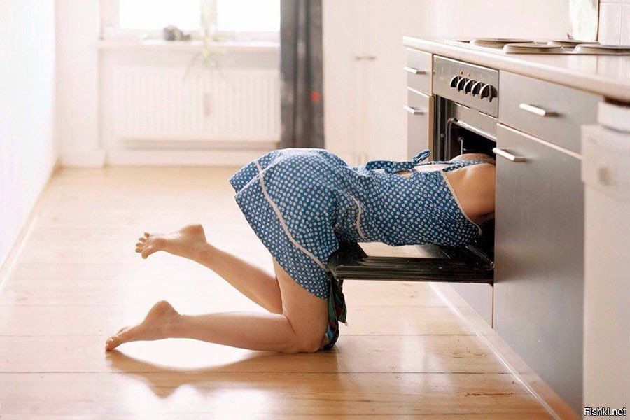 Полуголая блондинка раздвигает ноги перед качком на кухонном столе