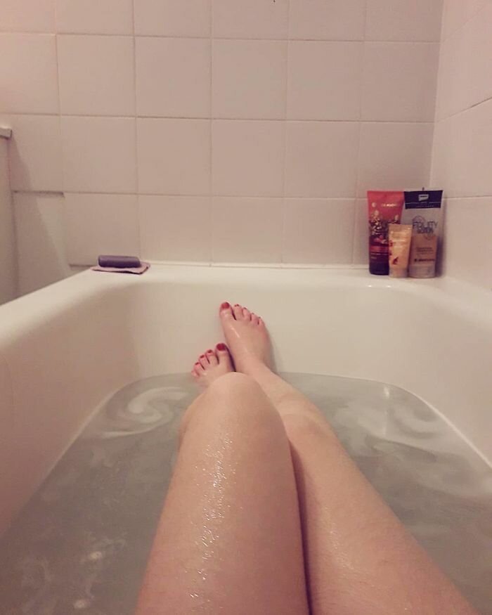 Рыжая мамка в ванной бреет ножки