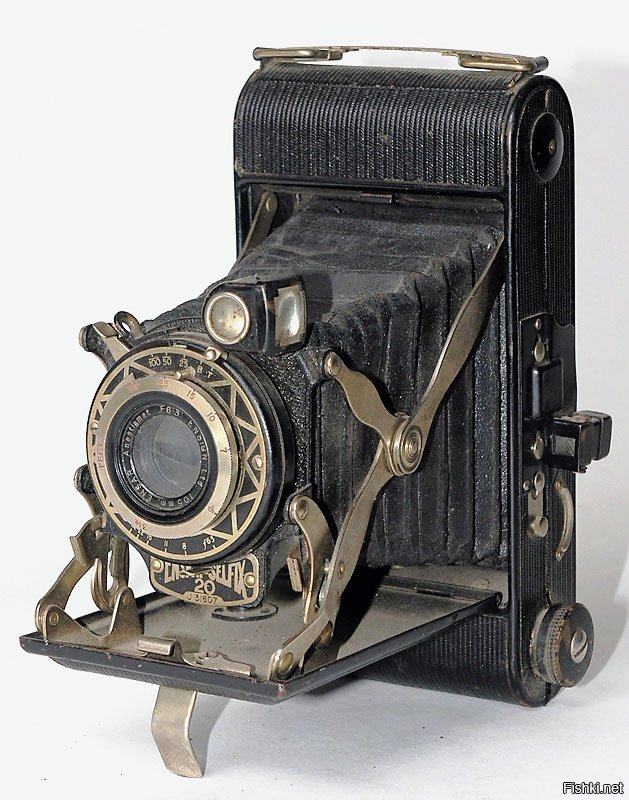 Около древнего фотоаппарата