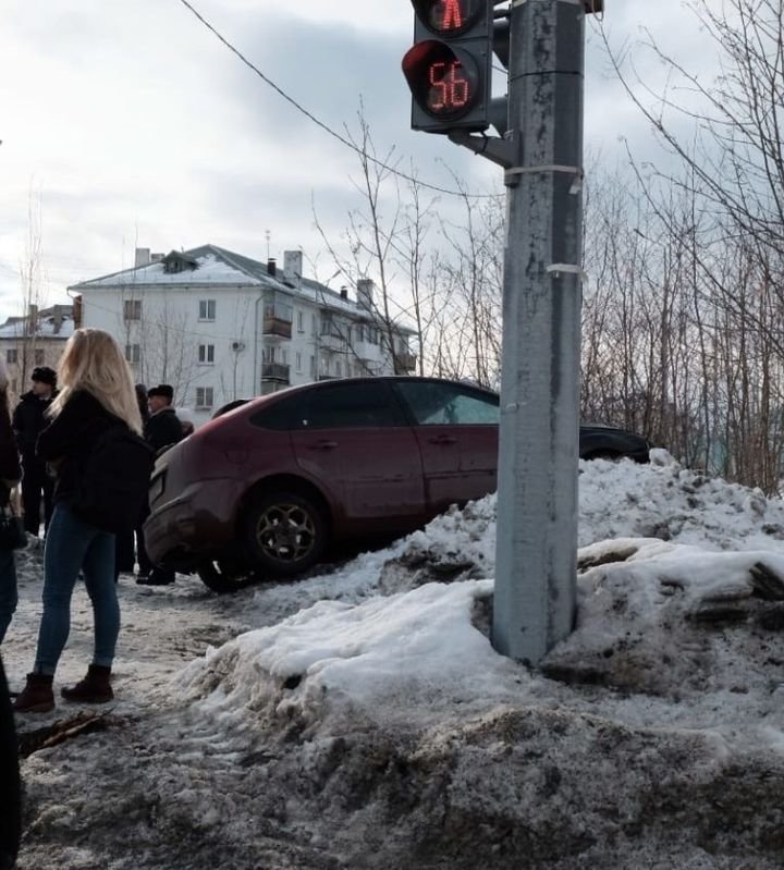 Авария дня. в Свердловской области пострадали два пешехода авария, авария дня, авто, авто авария, видео, дтп, не уступил, пешехада сбили