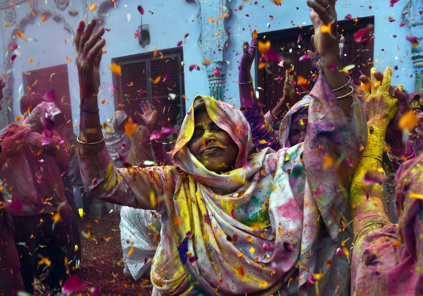 Часть торжества, на которой люди обсыпают друг друг красками называется Дхалунди