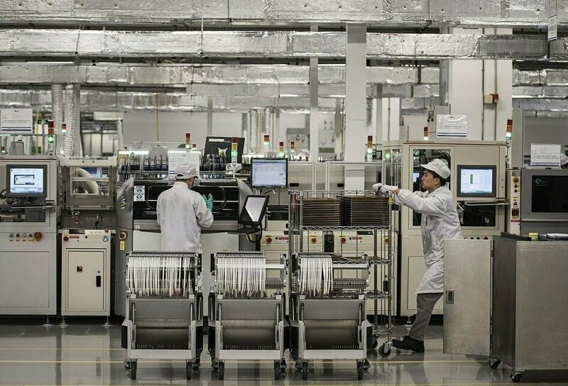 Что происходит за воротами китайских промышленных гигантов? Huawei, завод, китай, производство, работа, рабочие, фоторепортаж, экономика