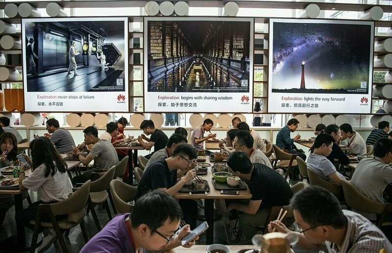 Что происходит за воротами китайских промышленных гигантов? Huawei, завод, китай, производство, работа, рабочие, фоторепортаж, экономика