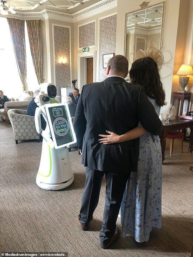 Роботы готовы подвинуть свадебных фотографов будущее, люди, робот, роботы, свадьба, технологии, фото, фотограф