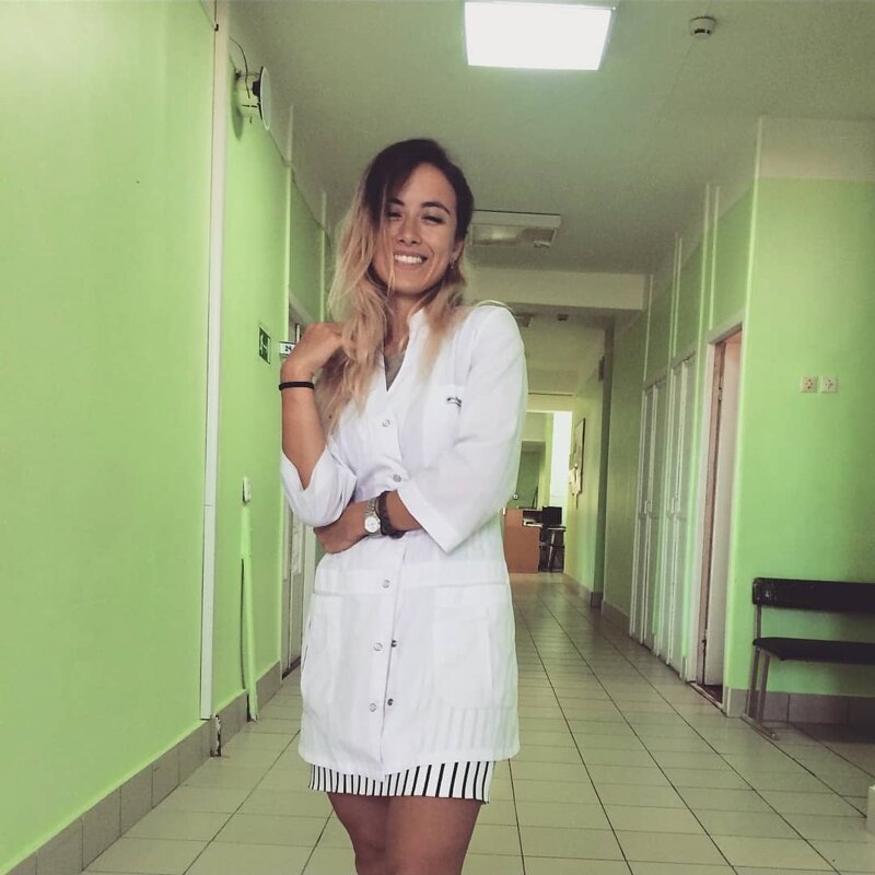 Медсестра в возрасте разделась для селфи фото