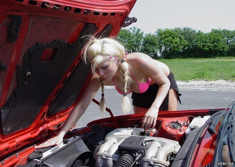 Блондинка ебется с автомехаником на капоте своего авто 