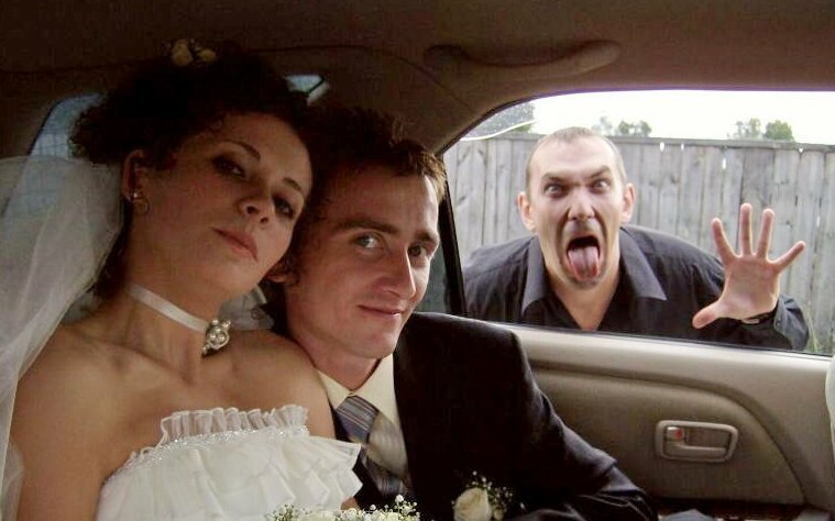 5. Всегда на свадьбе есть человек, который специально портит фото нелепые кадры, прикол, свадебные фото, свадьба, смешно
