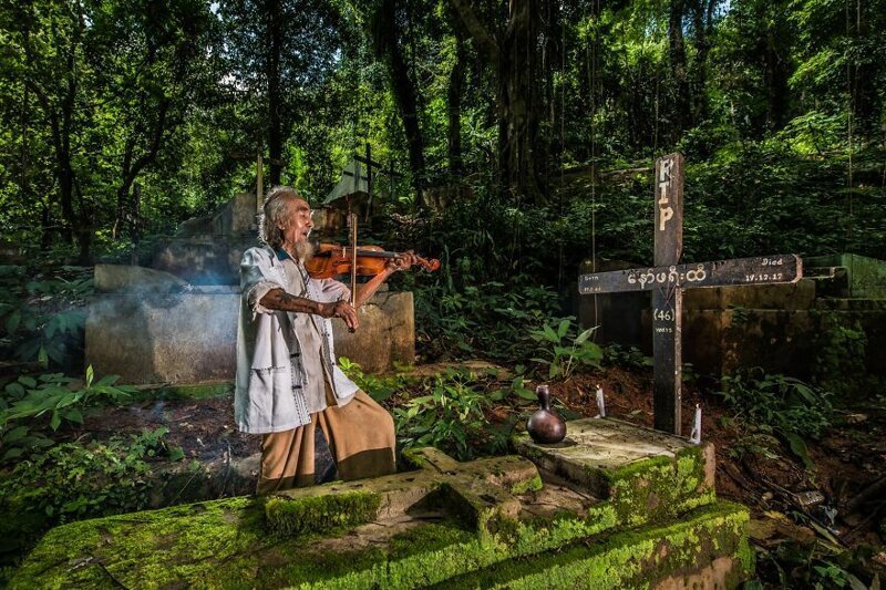 7. Овдовевший мужчина играет на скрипке для своей покойной жены Любовь, в мире, конкурс, люди, отношение, фото, фотография