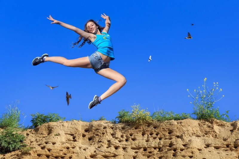 Девушки Прыгают На Пляже Изображение Фото