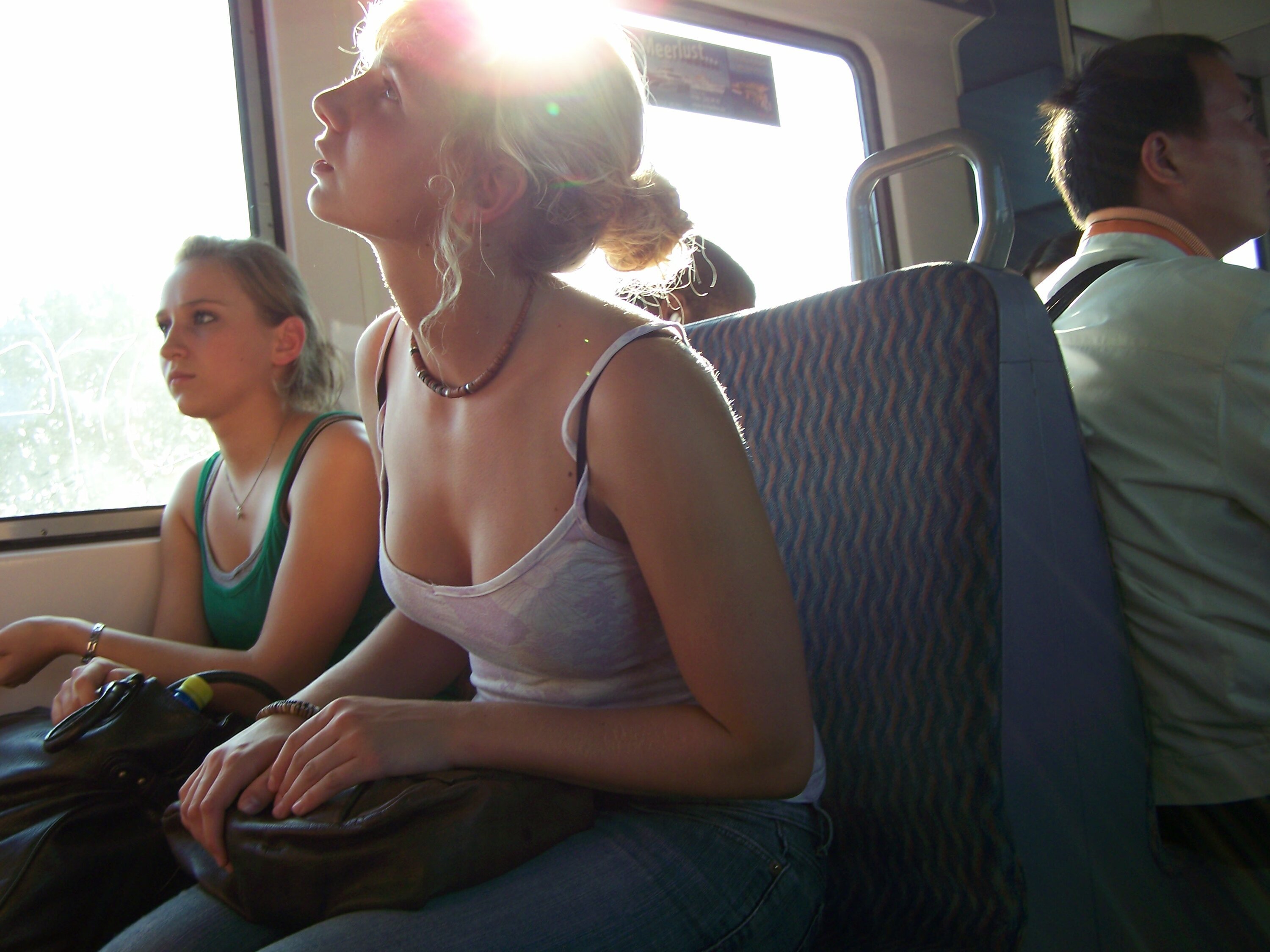 Красивая телочка голая в автобусе - фото