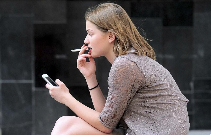Курящая И Некурящая Девушка Фото