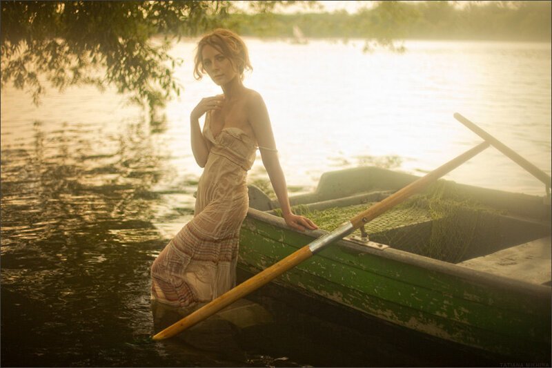 На берегу реки около дерева великолепная дама с хвостиками