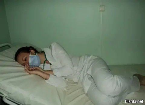 В больнице молодая медсестра и японка по очереди ебут пациента в наручниках