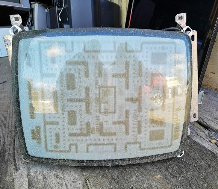 На экране лампового кинескопа отпечатался рисунок игры в Pac-Man 